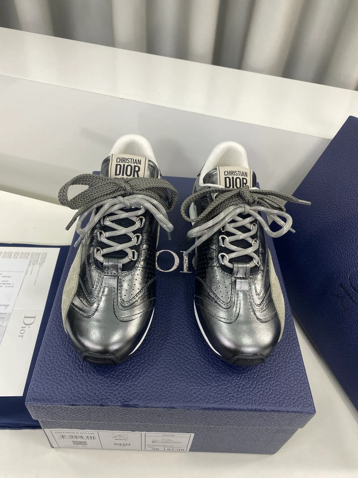 👟👟Ex-factory price 560👟👟 Men's size +10 Dior Dior D-Sketch series graffiti moral shoes casual sports shoes ☑️ D-Sketch sports shoes made a wonderful appearance at the Dior 2025 spring and summer ready-to-wear series show, highlighting the classic retro aesthetics. Crafted from white nylon and calf leather, it's finished with a printed logo inspired by the shoe's production stages, with beige suede calf leather panels and double laces. A handwritten Christian Dior Paris signature adorns the sides, while a Christian Dior Paris signature panel and plaque adorn the heel and tongue. Paired with two-color thin rubber soles, they are more refined and can add high-end temperament to various casual looks. Exquisite packaging at the delivery counter🛍📦 ▪️Fabric: Original customized cowhide/graffiti ▪️Inner foot pads: Breathable mesh ▪️Sole: Original molded non-slip rubber outsole ▪️Sole thickness: 2CM ▪️Size: 35-45 (45 for women and 45 for men, customization is not returnable)